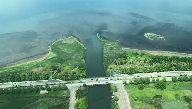 Sorumsuzların kırmızıya boyadığı dere temizlendi
