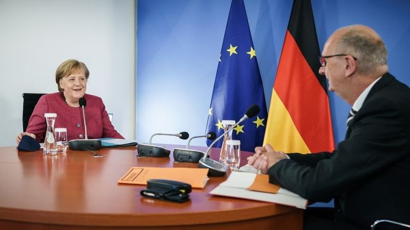 Merkel, Almanya’nın doğusu ile batısı arasındaki hayat koşullarını ele aldı
