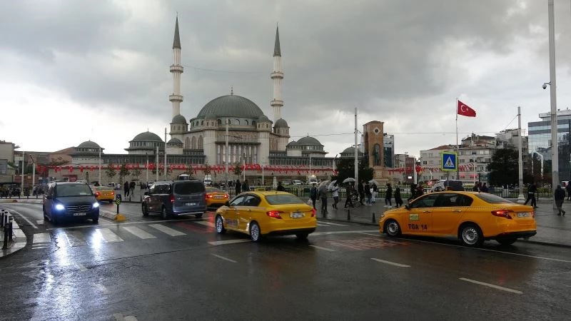 Taksim’de önce hava karardı sonra sağanak yağış başladı
