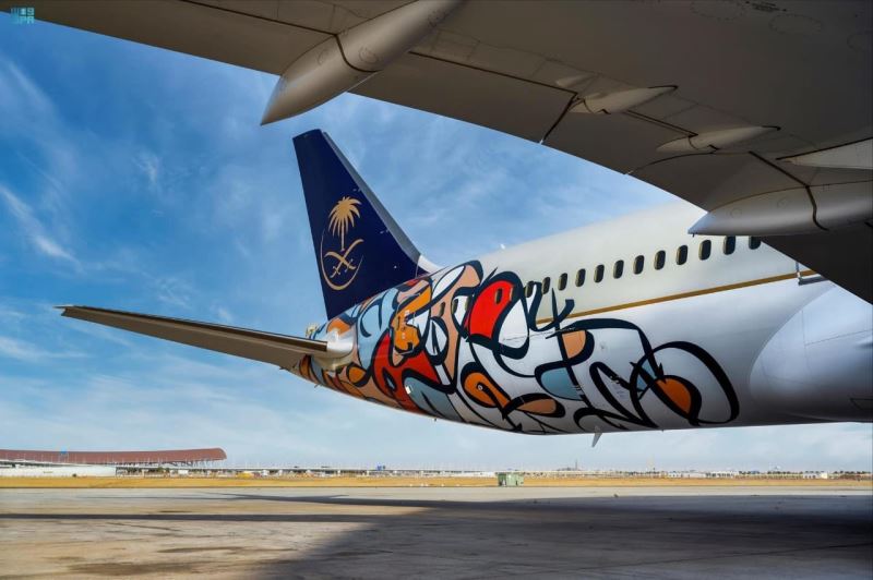 Arapça hat sanatıyla süslenen yolcu uçağından hayran bırakan gösteri
