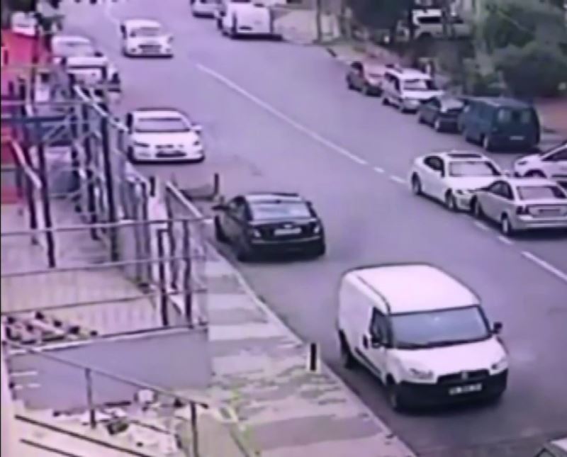 (Özel)- Maltepe’de çalıntı araçla kazaya karıştı, hızla kaçmaya başladı
