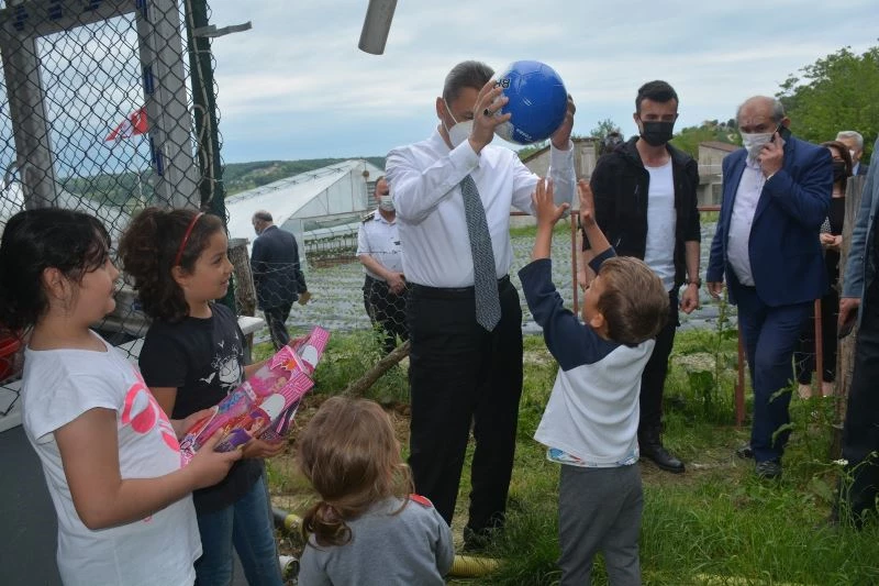 Vali Karaömeroğlu çocuklarla top oynadı
