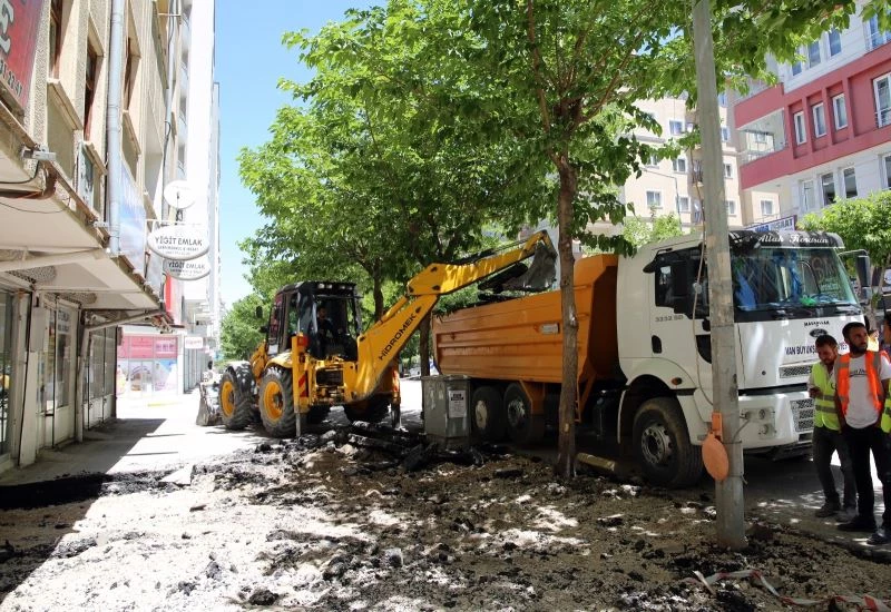 Zübeyde Hanım Caddesi’nde yenileme çalışması
