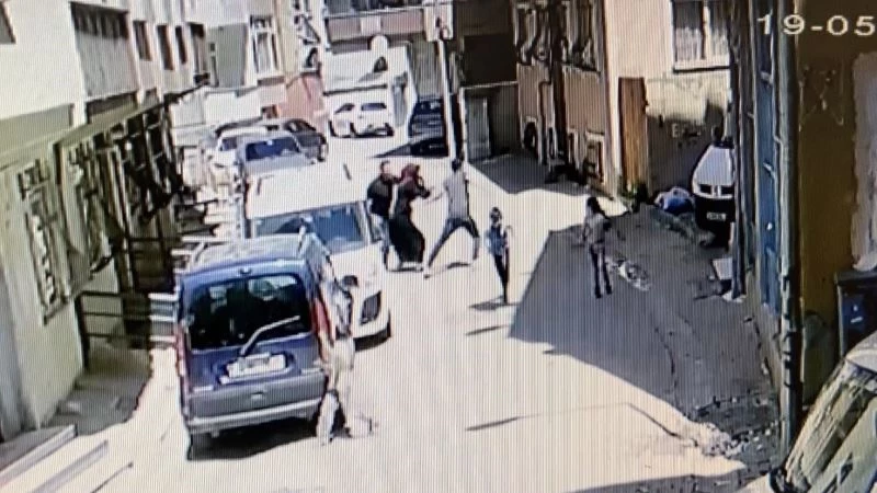 (Özel) İstanbul’da dehşet anları kamerada: Ev sahibi kiracısını bıçakladı
