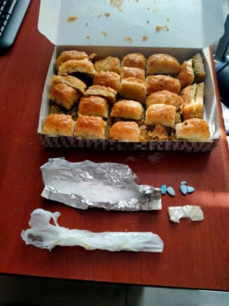Baklava kutusuyla uyuşturucu sevkiyatı polise takıldı

