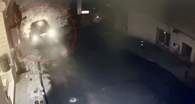  Rampada kayan aracın bariyerleri aşarak caddeye uçtuğu kazanın güvenlik kamerası görüntüleri ortaya çıktı
