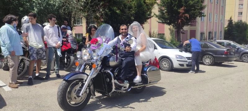 Düğün konvoyunu gören hayran kaldı
