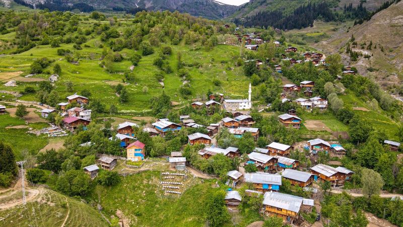 Artvin’deki 2 bin rakımlı Maden köyü ahşap mimarisi, kültürü ve doğasıyla ilgi çekiyor
