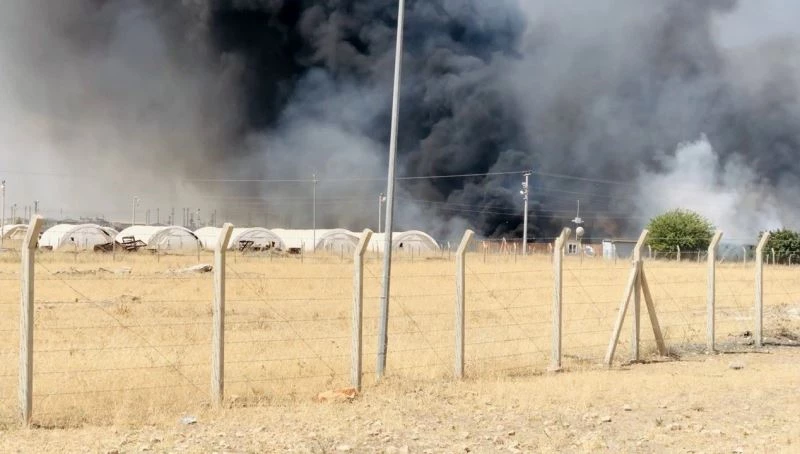 Çadırkentte yangın, bölgeye çok sayıda ekip sevk edildi
