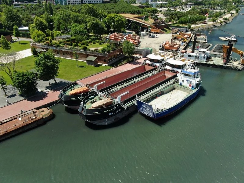 İBB’nin iskeleye bağlı olarak müsilaj temizleyen gemileri havadan görüntülendi
