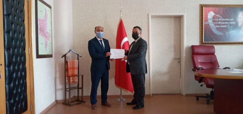 Muhtarlık mazbatasını Kaymakam Halim takdim etti
