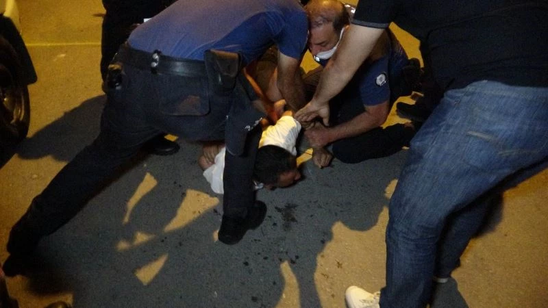 Sokak ortasındaki falçatalı intiharı polis önledi
