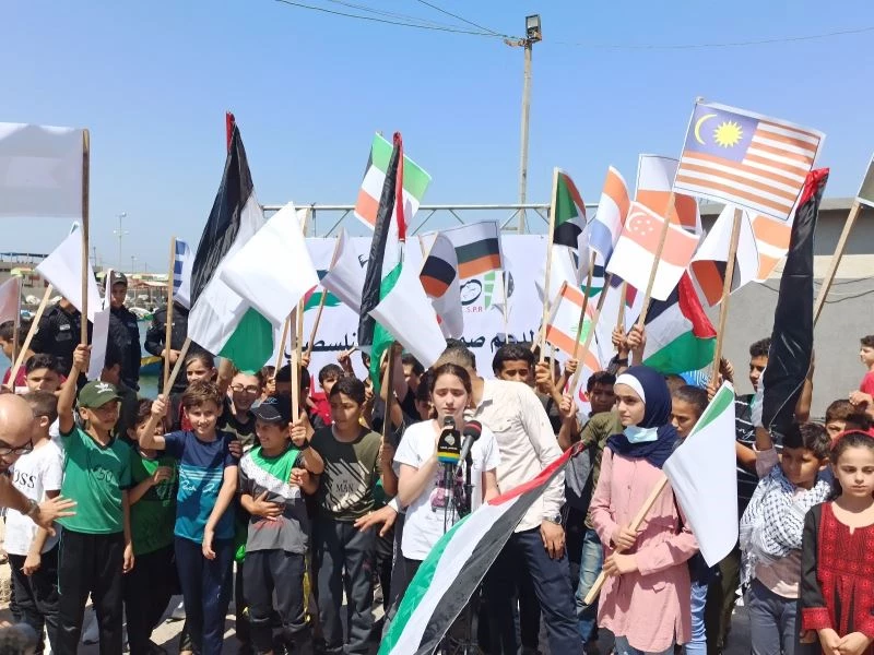 Gazzeli çocuklar, barış mesajlarını şişelerle denize, balonlarla gökyüzüne bıraktı
