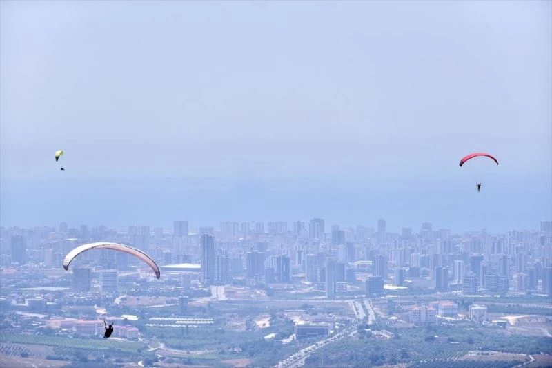 Torosların eteğindeki Gelincik Tepesi, yamaç paraşütü tutkunlarının vazgeçilmez adresi oldu