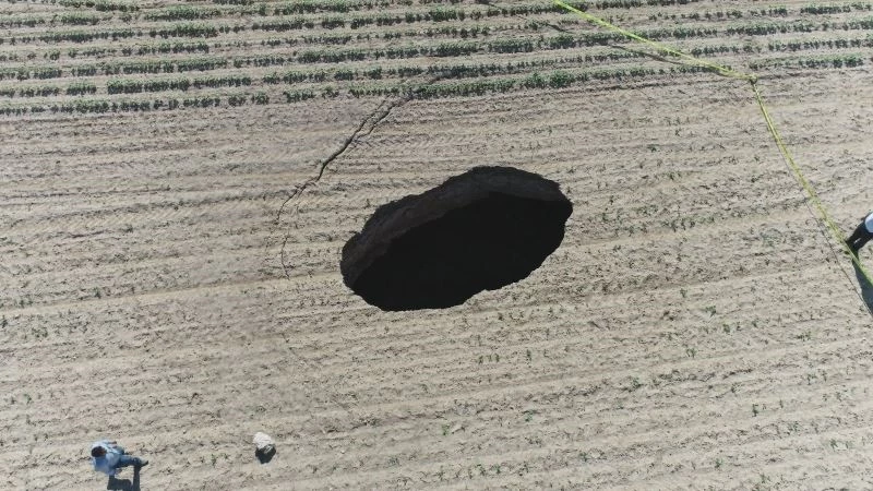 Konya’da pancar tarlasında korkutan obruk
