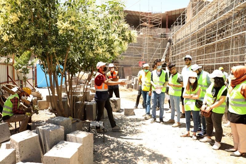 Diyarbakır’da mimarlık bölümü öğrencilerine surlarda uygulamalı ders
