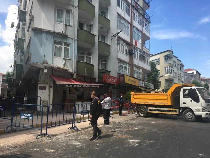 42 yıllık binanın çöken 2 balkonunun enkazı kaldırıldı
