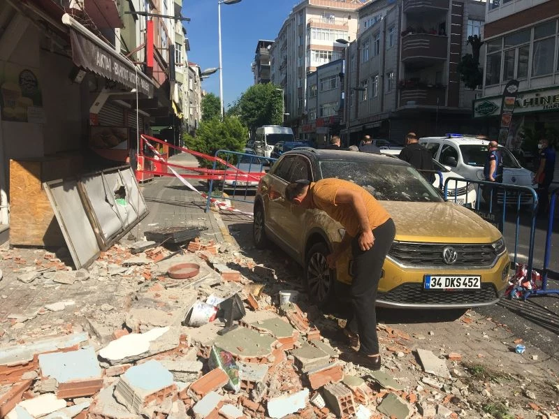 Avcılar’da 2 balkonu çöken 42 yıllık bina havadan drone ile görüntülendi
