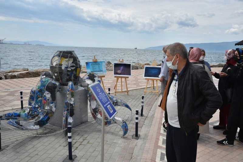 Bursa’da ilginç çevre eylemi...Denizden çıkardıklarıyla ahtapot yaptılar
