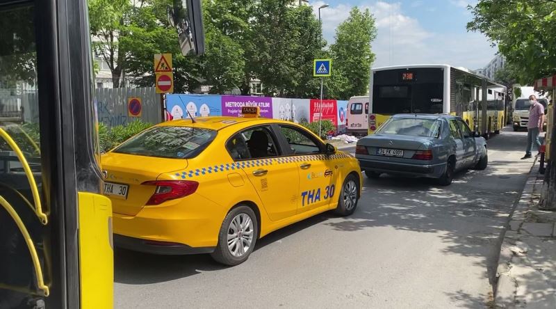 Yenibosna’daki hatalı trafik düzenlemesi ve kavşak inşaatı sürücüleri çıldırttı
