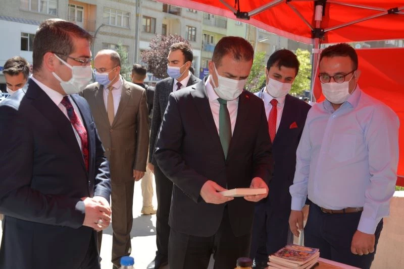 Vali Akbıyık’tan mahkûmlar için kitap bağışı
