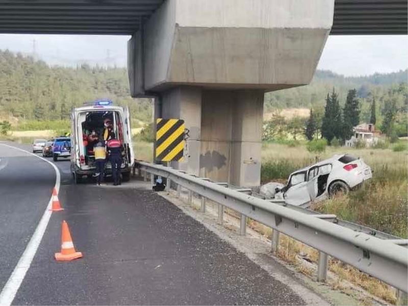 Yüksek Hızlı Tren viyadüğü kolonuna çarpan otomobildeki 2 kişi yaralandı
