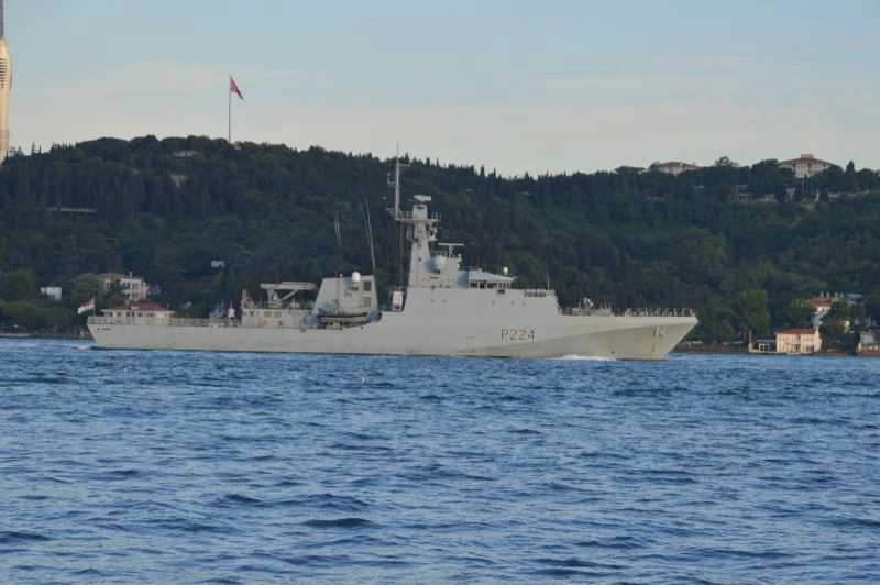 İngiliz Savaş Gemisi ’HMS Trent’ İstanbul Boğazı’ndan geçti
