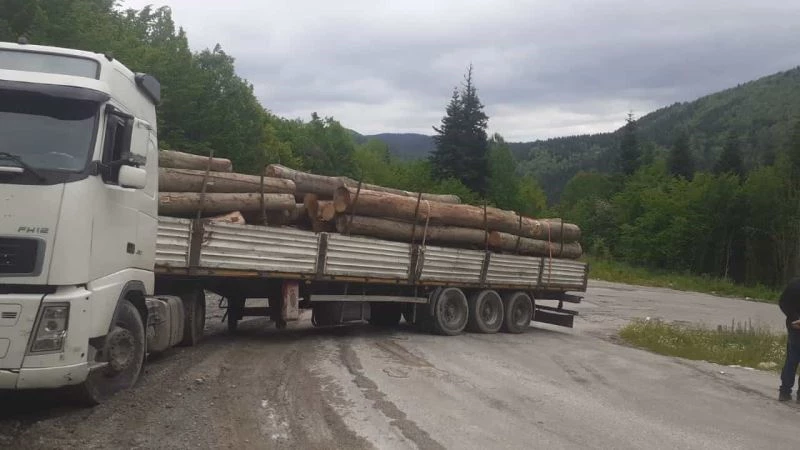 Makaslayan tır yolu trafiğe kapattı

