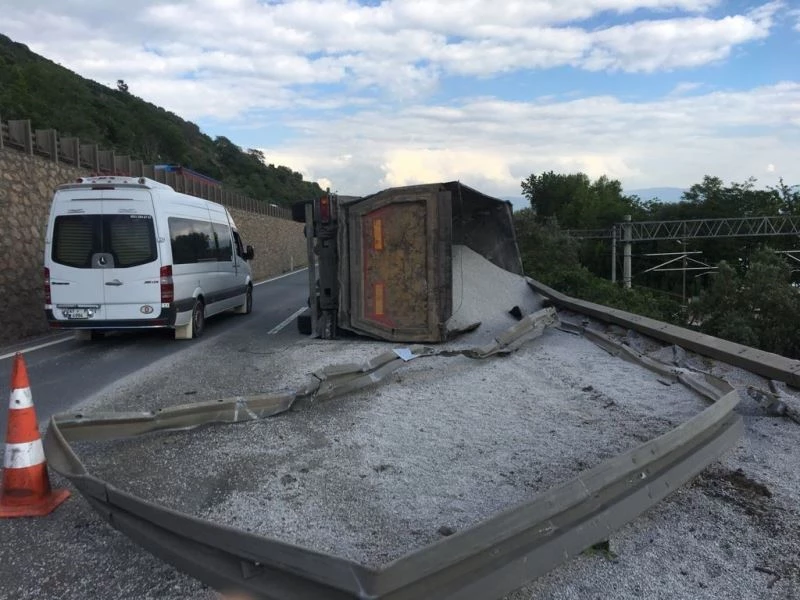 Devrilen mıcır yüklü kamyon hem D-100’ü hem tren yolunu kapattı
