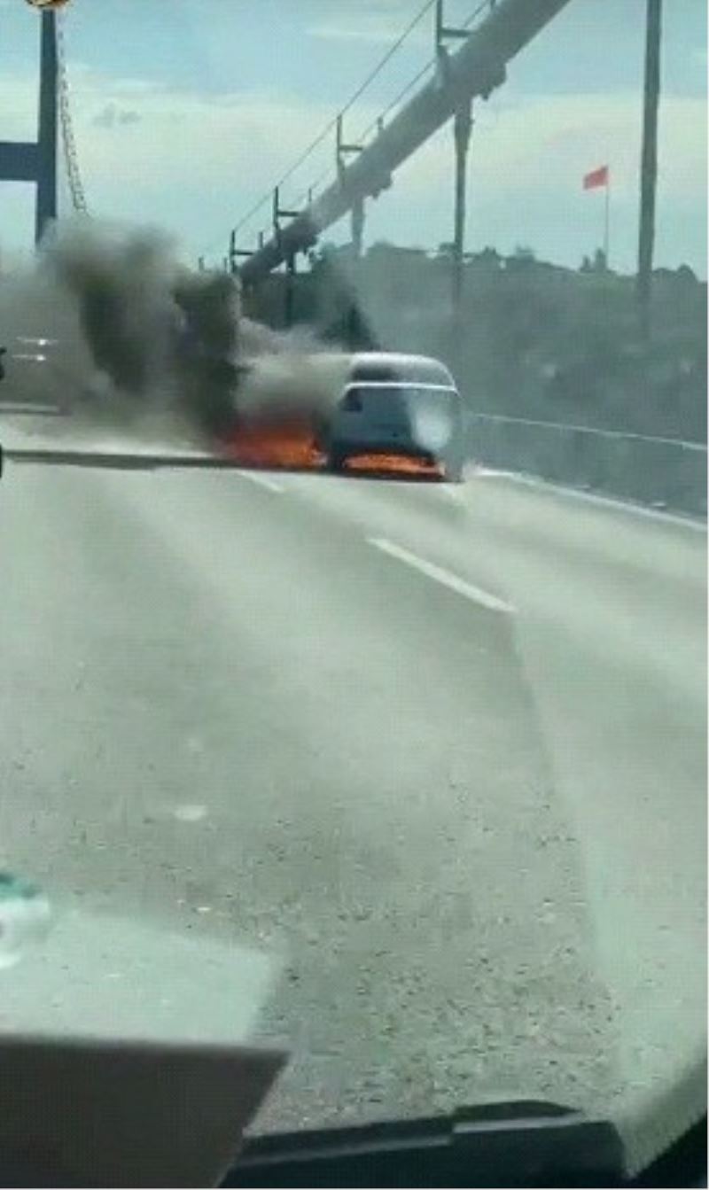 FSM Köprüsü’nde araç alev alev yandı
