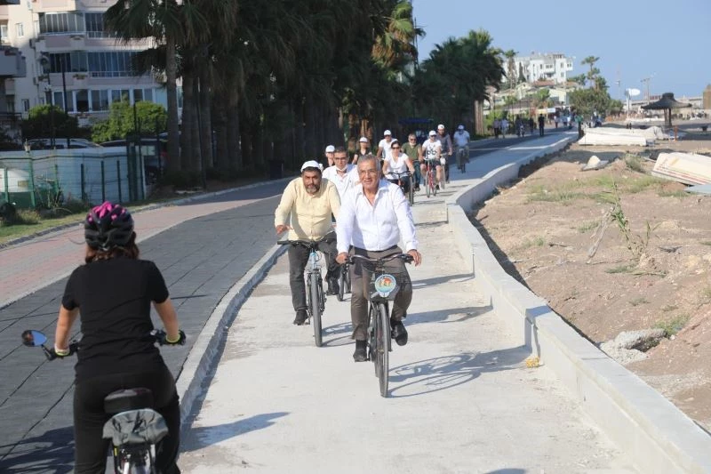 Başkan Tarhan bisiklete binip vatandaşlara örnek oldu
