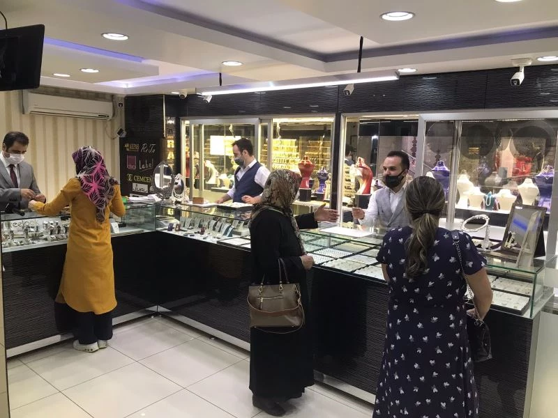Normalleşme sonrası kuyumcularda yoğunluk başladı

