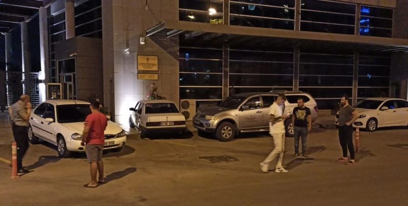 Drift atarken direksiyon hakimiyetini kaybedip müze duvarına çarptı
