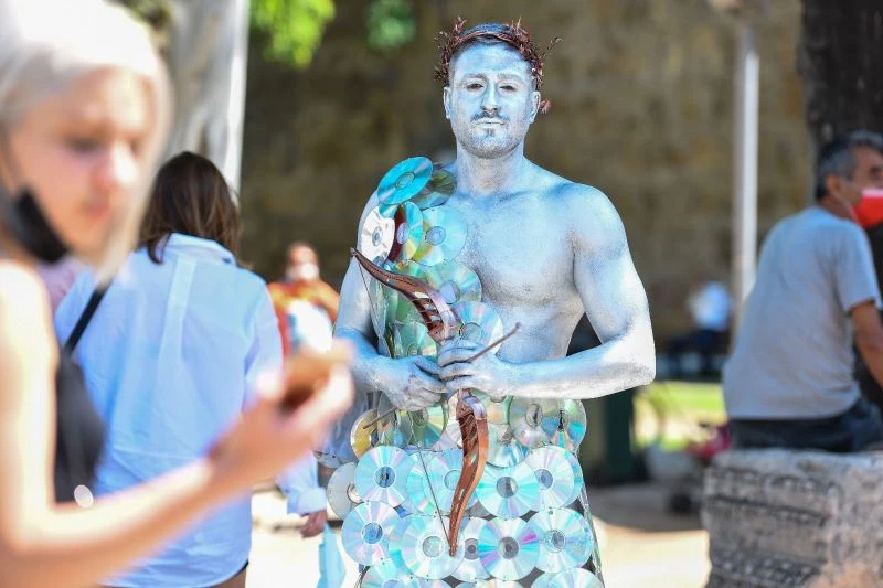 Canlı heykellerle çevreye duyarlılık çağrısı
