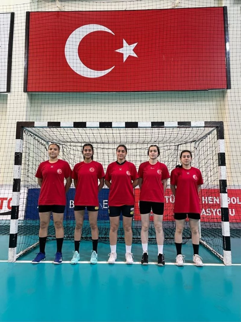 Toprak sahada başladıkları hentbolda 11 sporcu Yıldız Kız Milli Takım kampına çağrıldı
