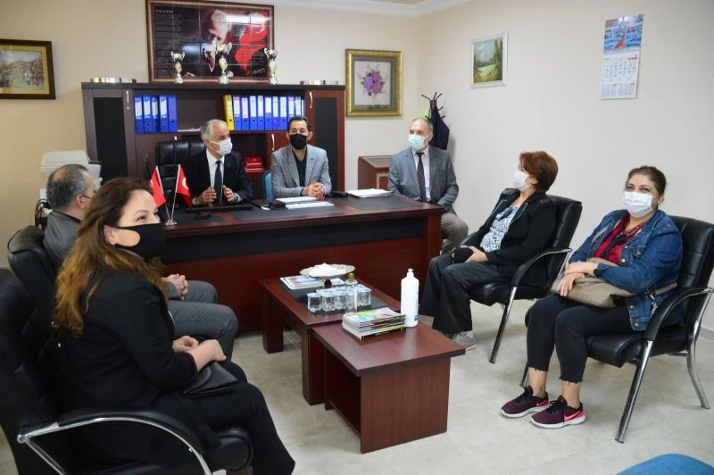 Kızıyla üniversite okuyabilmek için 47 yaşında lise diplomasını aldı
