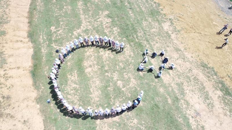 Çekmeköy’de 5 Haziran Dünya Çevre günü etkinliğine katılanlar bayrak figürü oluşturdu
