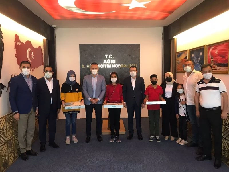 Ağrı Milli Eğitim Müdürü Tekin, yarışmalarda başarılı olan öğrencileri ödüllendirdi
