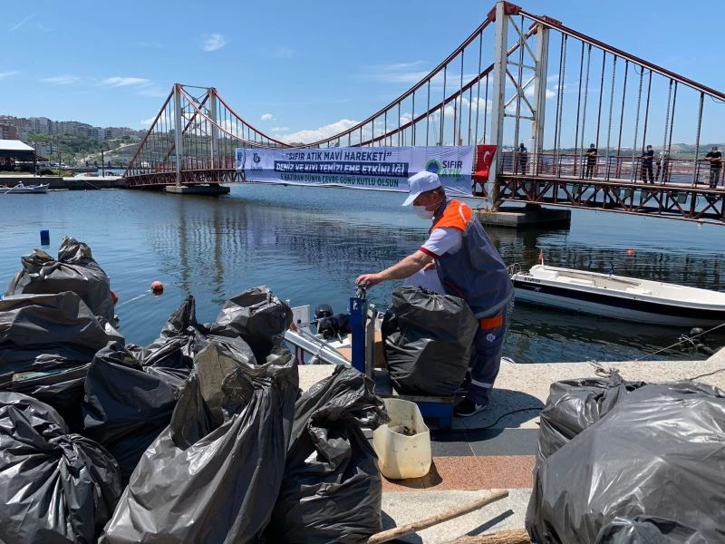 Bandırma’da 2 saatte denizden 200 torba çöp çıktı
