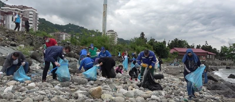 Rizeliler Dünya Çevre Günü kapsamında sahili baştan aşağı temizlediler
