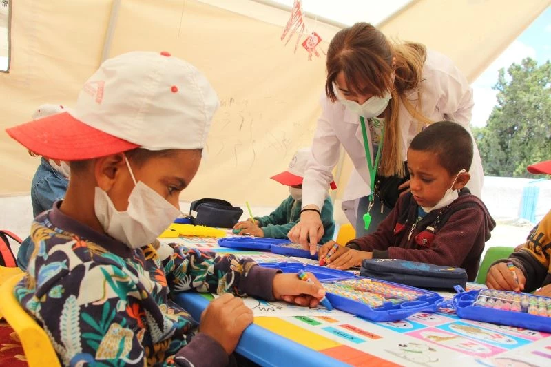 Gönüllü Kardelenler, dağın zirvesine kurulan çadırlarda ülkenin geleceğini yetiştiriyor
