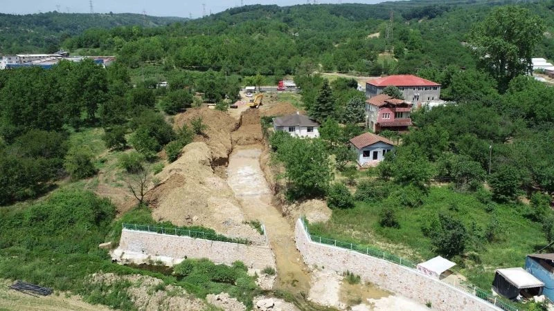 Eşme’de depo inşaatı ve dere ıslahı çalışmaları yapılıyor
