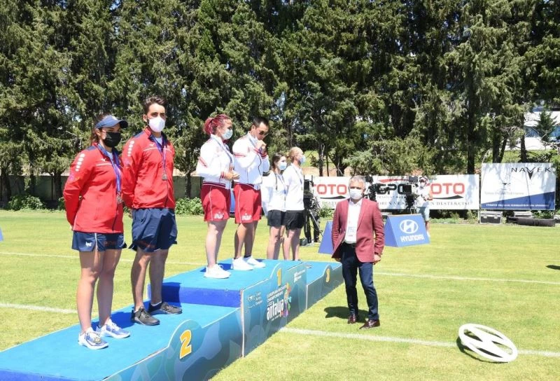 Dereceye giren okçulara ödülleri Vali Yazıcı tarafından verildi
