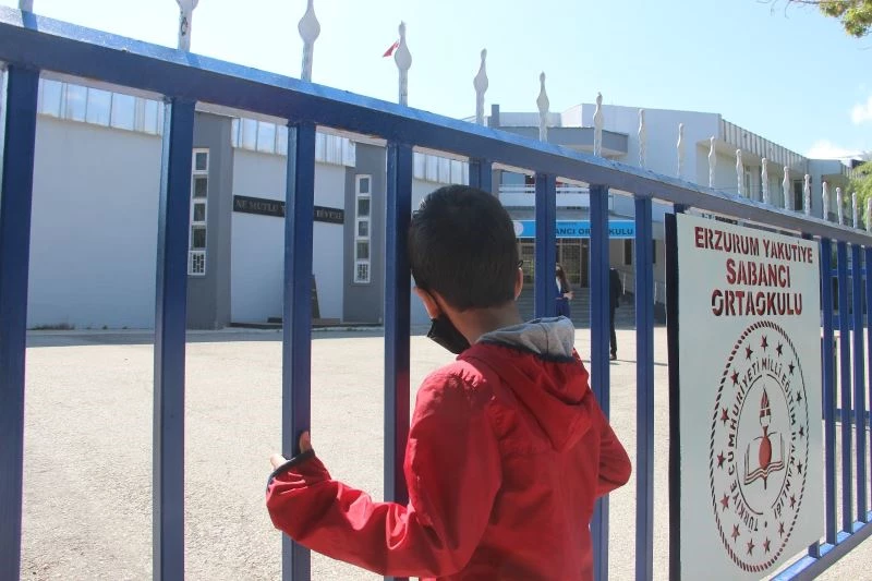 Sınavda olan ablasını dakikalarca kapı önünde bekledi
