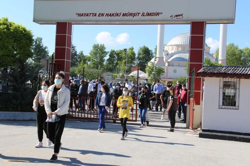 Liselere Geçiş Sistemi (LGS) sınavının ilk oturumu başladı
