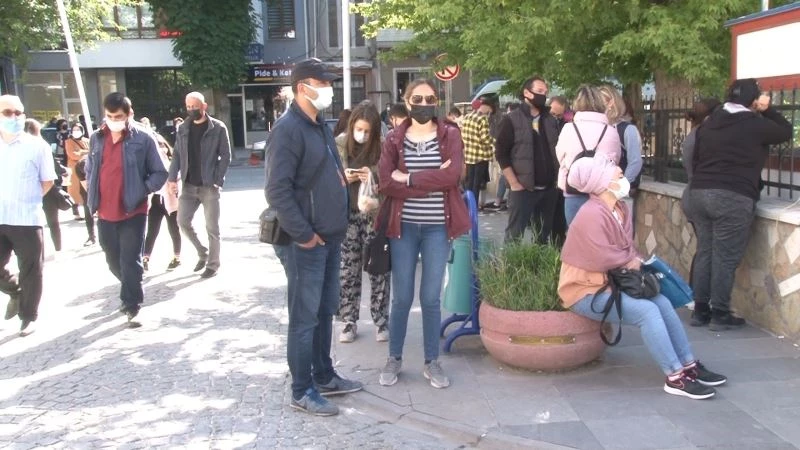 Öğrenciler sınavda veliler ise okul önünde ter döktü
