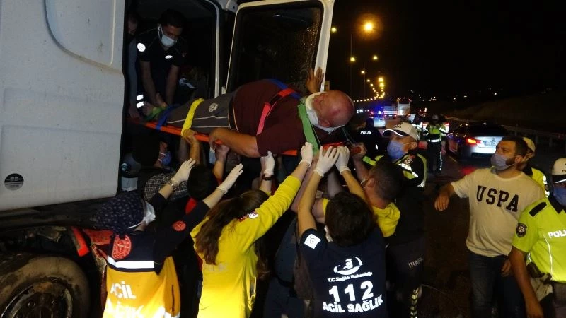 Makaslama yapıp bariyerin saplandığı tırda can pazarı
