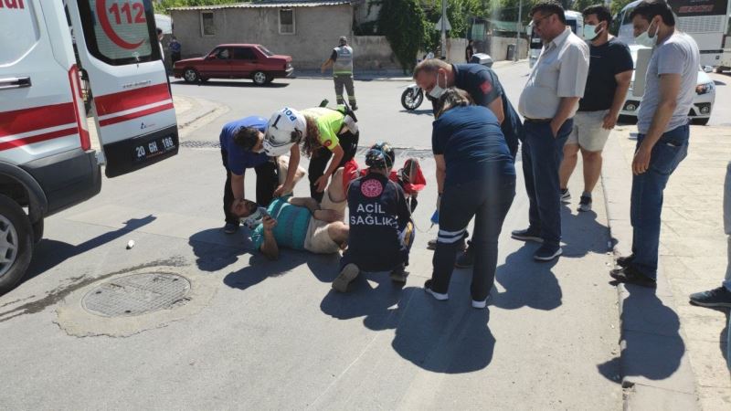 Ayağı kırılan babasını tedavi olurken gözyaşları içerisinde izledi
