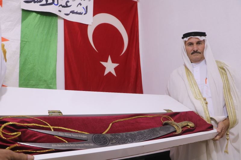 Suriyeli Abraz aşireti, ata yadigarı kılıcı Cumhurbaşkanı Erdoğan’a hediye etmek istiyor
