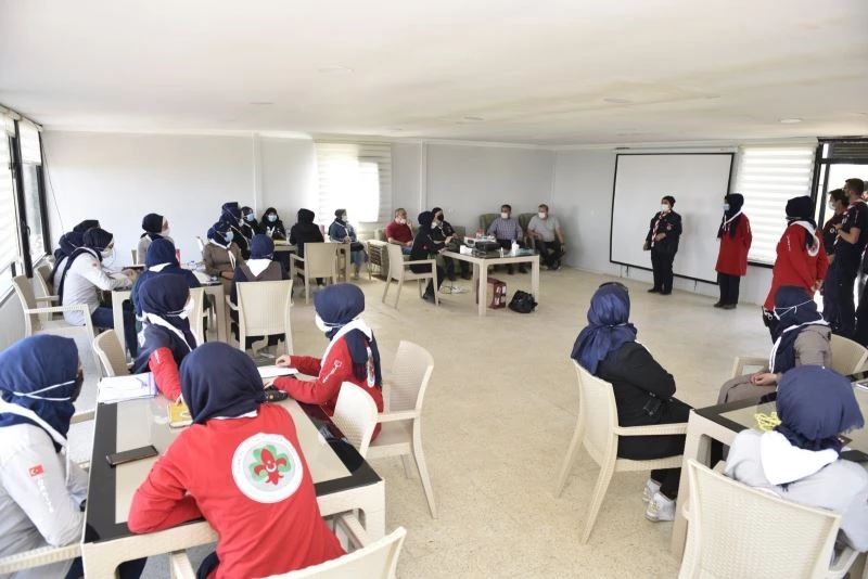 Öğretmenler ile üniversite öğrencilerine izcilik eğitimi verildi
